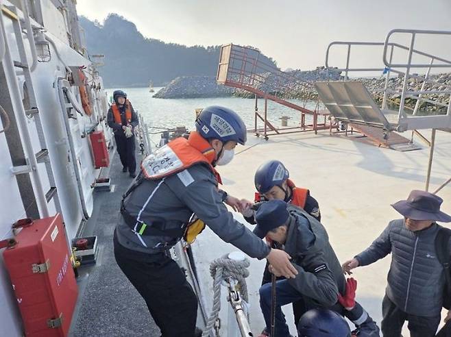 여수해경이 응급환자를 이송하고 있다.