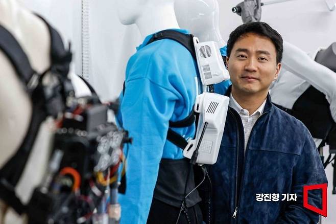 이기욱 휴로보틱스 대표가 22일 서울 동작구 중앙대학교 창업보육관 연구실에서 웨어러블 로봇과 함께 포즈를 취하고 있다. 강진형 기자