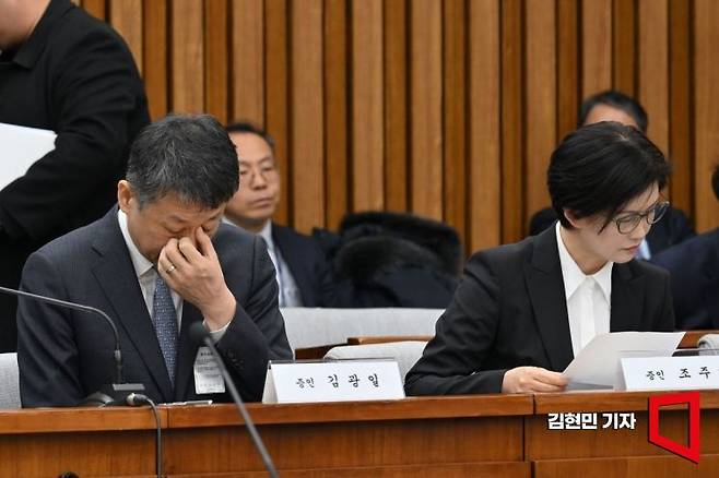 김광일 MBK파트너스 부회장 겸 홈플러스 공동대표가 18일 국회 정무위원회에서 열린 '홈플러스 사태' 관련 현안질의에서 얼굴을 만지고 있다. 2025.3.18 김현민 기자