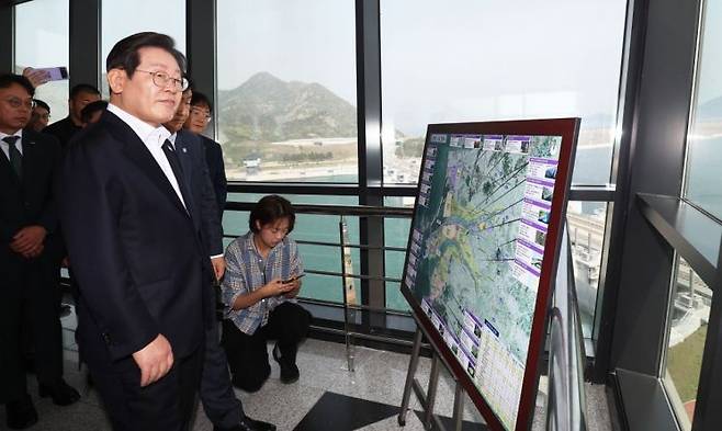 이재명 더불어민주당 대선 경선 후보가 24일 오전 전북 새만금33센터를 방문해 새만금 일대를 살펴보고 있다. 연합뉴스