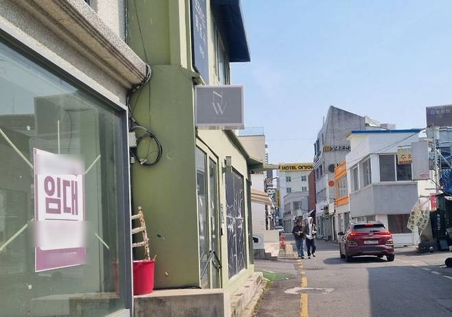 24일 오후 광주 동구의 한 상가에 임대 현수막이 걸려있다. 민찬기 기자