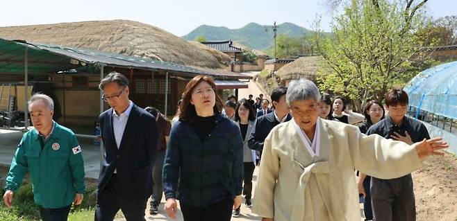 장미란 문화체육관광부 제2차관(오른쪽 두 번째)이 24일 류열하 하회마을 보존회 이사장(오른쪽 첫 번째)의 설명을 들으며 하회마을을 둘러보고 있다.   [사진 제공= 문화체육관광부]