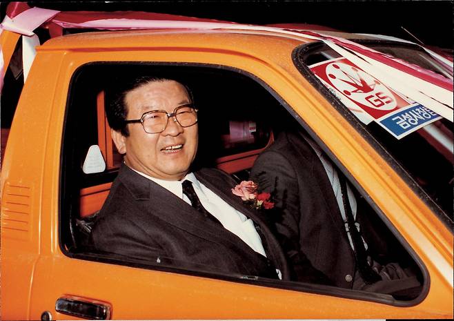 1983년 적극적인 고객 서비스를 위해 마련한 ‘서비스카’ 발대식에서 구 명예회장이 차에 오른 모습. /LG그룹