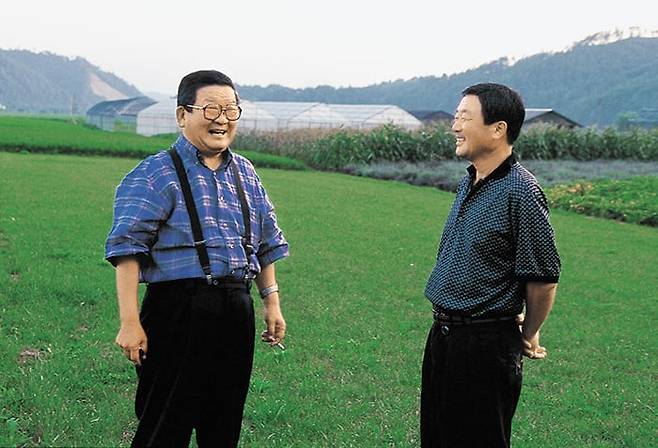 구자경 LG그룹 명예회장은 “기업의 원천은 사람”이라며 늘 사람을 존중하는 자세를 보였다. 1998년 강원도 진부면의 한 농장에서 구자경(왼쪽) 명예회장이 장남인 구본무 당시 LG그룹 회장과 웃으며 대화를 나누고 있는 모습. /LG그룹