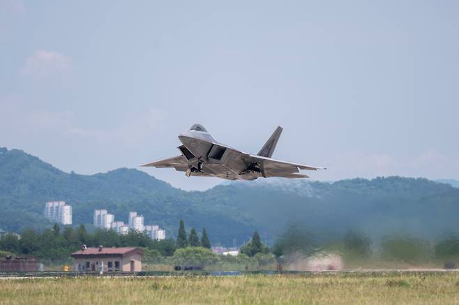 지난해 4월 한미 공군이 현존 '세계 최강' 전투기로 평가받는 미 공군의 F-22 '랩터' 스텔스 전투기가 참가한 가운데 실시한 한미 연합공중훈련 당시  미 공군의 F-22 전투기가 오산기지에서 이륙하고 있다. .공군 제공