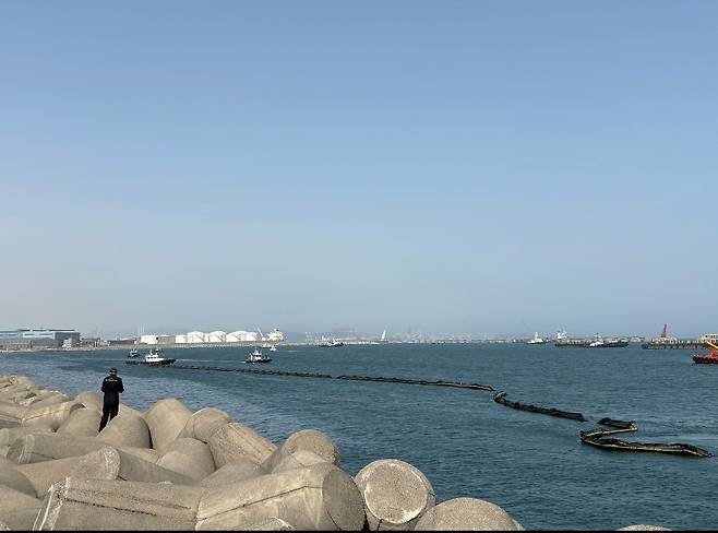 24일 울산시 울주군 온산읍 원산리 육상 송유관에서 유출된 원유가 우수관로를 통해 해상으로 일부 확산해 울산해경이 오일펜스를 설치해 방제 작업을 하고 있다. /울산해경