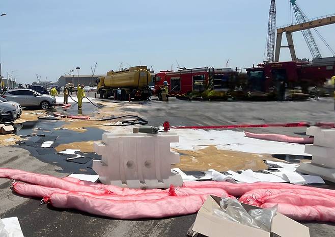 24일 울산시 울주군 온산읍 원산리 한 도로에 원유가 유출돼 방제 작업이 이뤄지고 있다. /울산소방본부