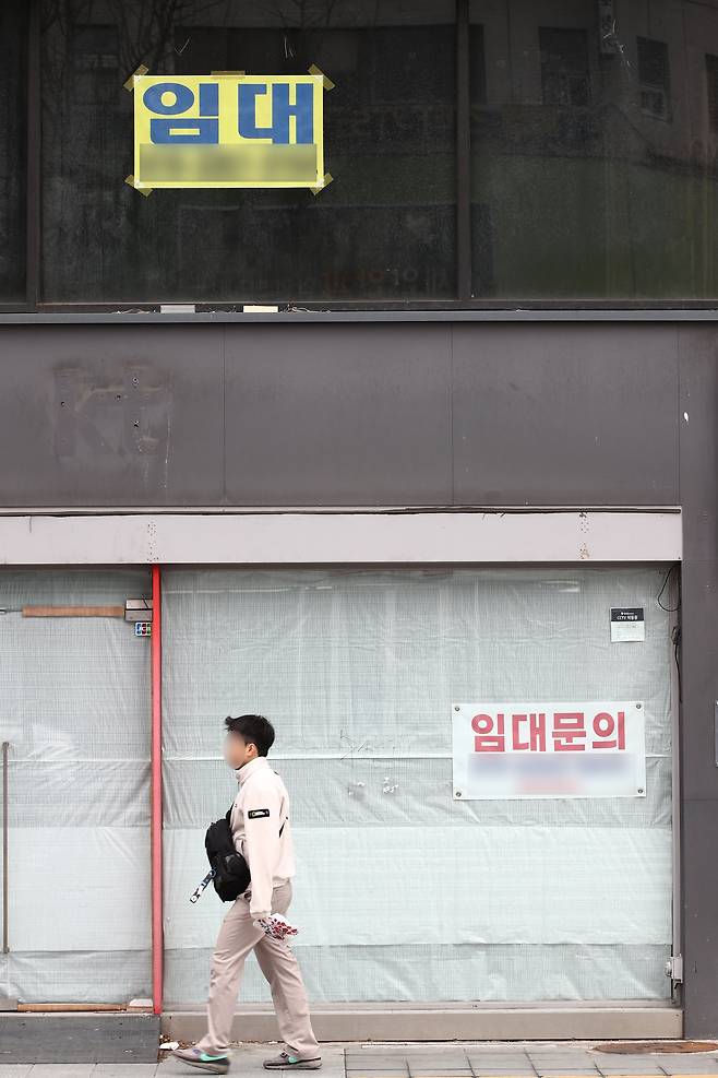 서울 종각역 인근 상가 건물에 임대문의 현수막이 붙어있다. /뉴스1