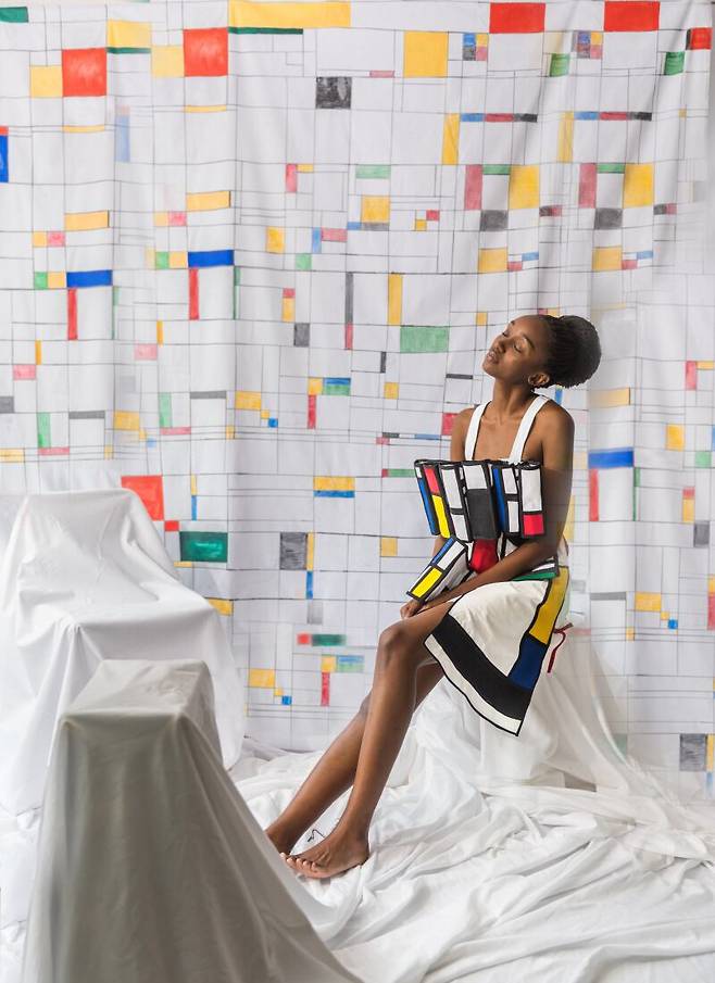 구조적인 펠트 원단과 면, 기하학적 디자인을 통해 문화적 변화를 표현한 Look 1