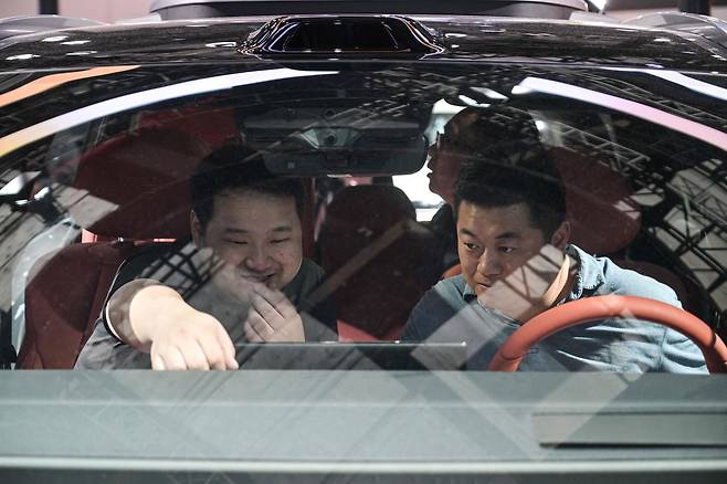 지난 23일 제21회 상하이모터쇼에서 관람객이 BYD 차량을 시승하고 있다. /AFP연합뉴스