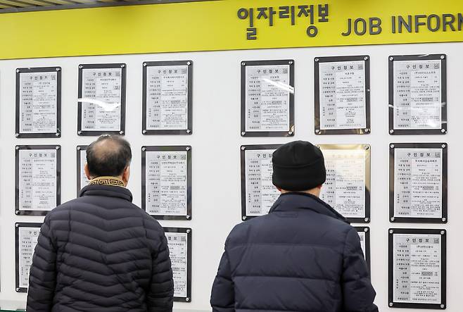 서울 마포구 서부고용복지플러스센터에서 머리가 장년(長年)층 구직자가 일자리 정보 게시판을 살펴보고 있다./뉴스1