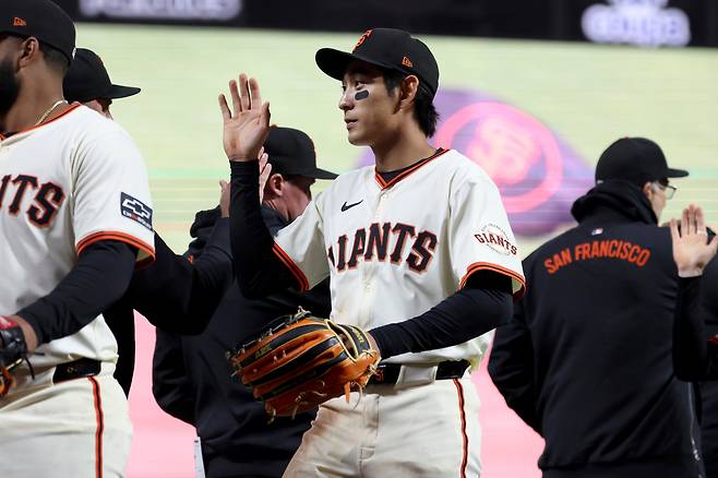 샌프란시스코 자이언츠 외야수 이정후가 23일(현지시각) 밀워키 브루어스를 꺾고 승리한 뒤 기뻐하고 있다. /AP·연합뉴스