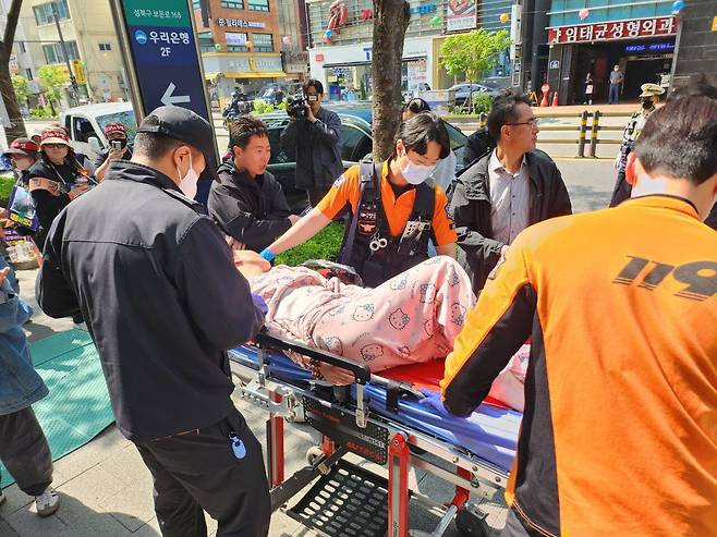 24일 오전 10시 서울 성북구청 앞에서 열린 미아리 성 노동자 이주대책 촉구 집회에서 김수진 이주대책위원장이 실신해 구급차로 이송됐다. /김관래 기자