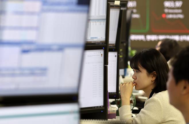 서울 하나은행 본점 딜링룸에서 딜러들이 업무를 보고 있다./연합뉴스 제공