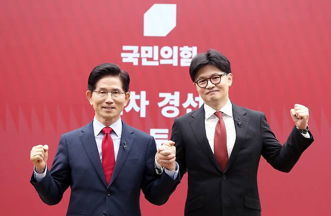지난 23일 서울 여의도 국민의힘 중앙당사에서 열린 2차 경선 토론회 미디어데이에서 국민의힘 김문수, 한동훈, 대선 경선 후보가 맞수 토론 대상으로 지명을 한 후 기념 촬영하고 있다. /국회사진기자단