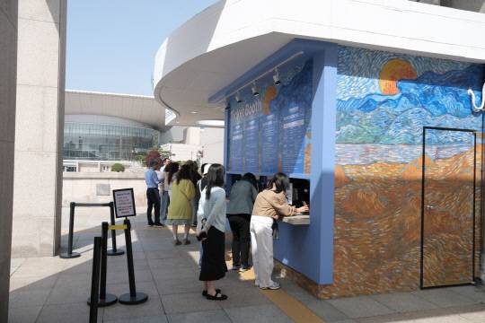 24일 대전시립미술관은 유치원 단체 방문객, 연인, 가족 단위 방문객 들로 붐볐다. 윤신영 기자