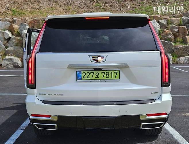 캐딜락 ‘더 뉴 에스컬레이드’ ESV 후면. ⓒ데일리안 정진주 기자