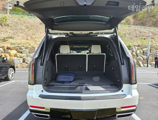 캐딜락 ‘더 뉴 에스컬레이드’ ESV 트렁크. ⓒ데일리안 정진주 기자