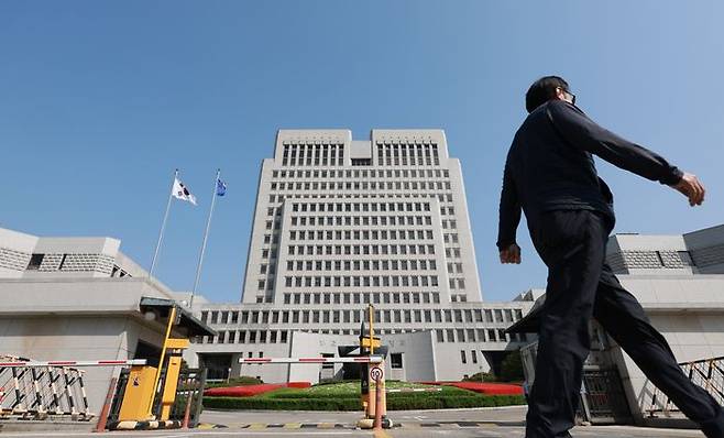 대법원 전원합의체가 이재명 더불어민주당 대선 예비후보의 공직선거법 위반 혐의 사건 두 번째 기일을 여는 24일 서울 서초구 대법원. ⓒ연합뉴스