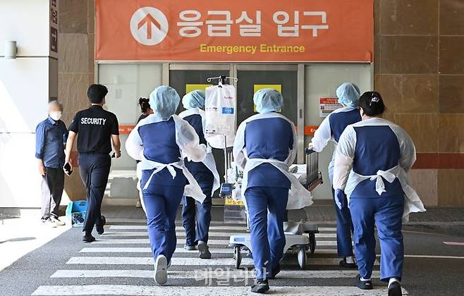 경기도 수원시 아주대학교 병원에서 의료진들이 환자를 이송하기 위해 응급실로 들어가고 있다. ⓒ뉴시스