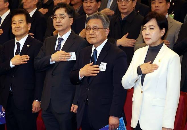 유종일 성장과통합 상임공동대표를 비롯한 참석자들이 지난 16일 국회도서관 대강당에서 열린 성장과통합 출범식에서 국민의례를 하고 있다. 왼쪽부터 정동영 더불어민주당 의원, 유종일 상임공동대표, 허민 상임공동대표, 전현희 의원 ⓒ 뉴시스