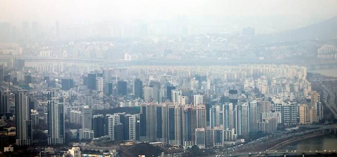 12일 서울 송파구 롯데월드타워 전망대 서울스카이에서 바라본 청담 아파트 모습. 2025.03.12 뉴시스