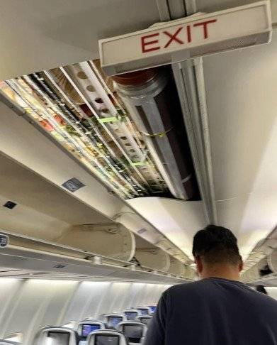 지난 14일(현지시간) 미국 캘리포니아주 산타아나에서 조지아주 애틀랜타로 향하던 델타항공 보잉 757 여객기 내부에서 천장 패널이 떨어진 모습. 레딧 캡처 @prankzbhardwaj