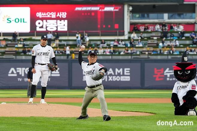 안종범 에쓰오일 마케팅총괄 사장이 23일 열린 KT 위즈 경기에서 시구를 하고 있다.