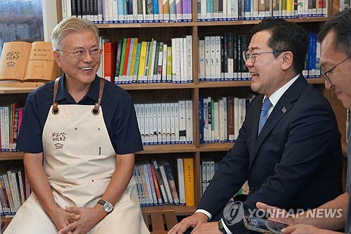 문재인 전 대통령(왼쪽). 연합뉴스