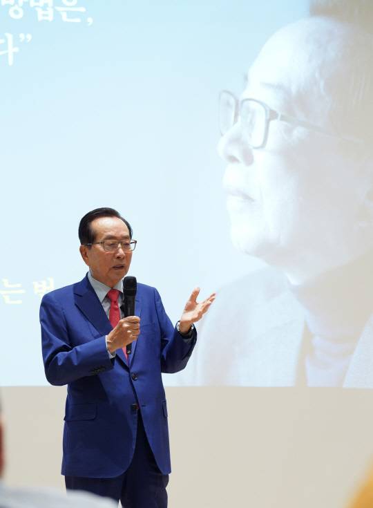 지난 23일 서울 강남구 교보타워에서 열린 '인생의 파도를 넘는 법 출간 기념 강연회에서 김재철 동원그룹 명예회장이 강연을 하고 있다. 동원그룹 제공