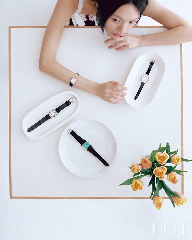 뷔스티에는 가격 미정, Moschino. 플로럴 패턴의 레깅스는 가격 미정, Magda Butrym H&M.