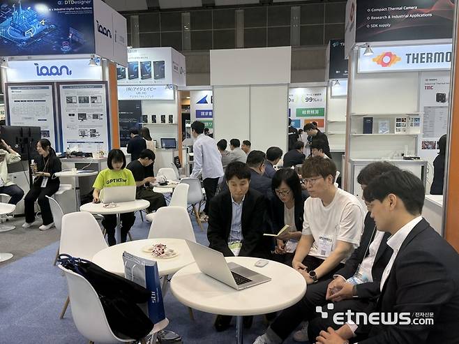 조규민 이안 COO(가운데)이 부스를 찾은 현지 바이어들을 대상으로 자사 솔루션을 시연했다.