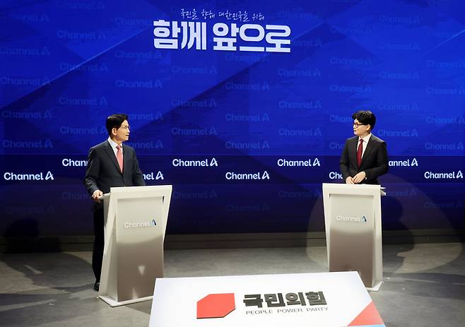 24일 서울 종로구 동아미디어센터 채널A 오픈스튜디오에서 국민의힘 대선 2차 경선 진출자인 김문수(왼쪽), 한동훈 후보가 토론 전 대화를 하고 있다. [국회사진기자단]