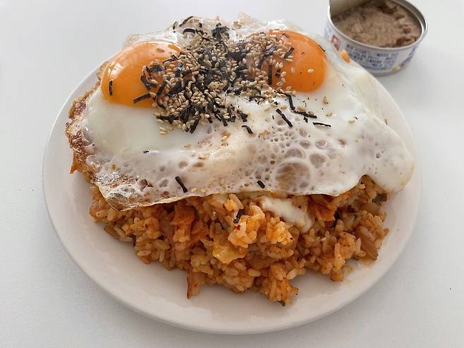치즈 베이컨 김치 볶음밥과 참치캔
