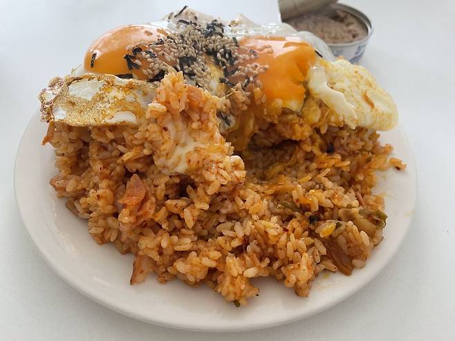 치즈 베이컨 김치 볶음밥과 참치캔