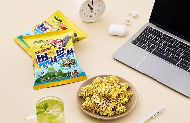 제주담음 뿌셔뿌셔 제주마농버터맛 제품. 오뚜기 제공