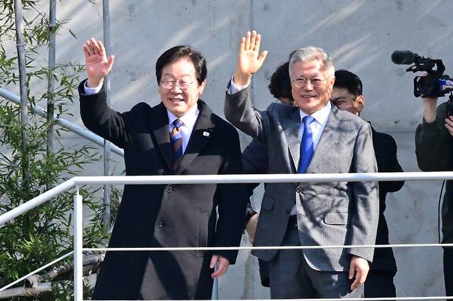 지난 1월 30일 오후 더불어민주당 이재명 대표가 경남 양산시 평산마을 대통령 사저를 찾아 문재인 전 대통령과 지지자들을 향해 손을 들어 보이고 있다. 사진=뉴시스