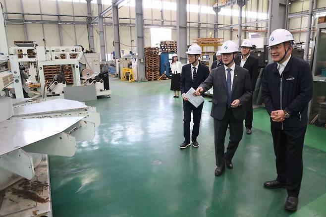 임기근 조달청장(오른쪽 두번째)이 24일 부산 강서구 공기조화기 생산업체 ㈜서번을 방문, 제조현장을 살펴보고 있다.