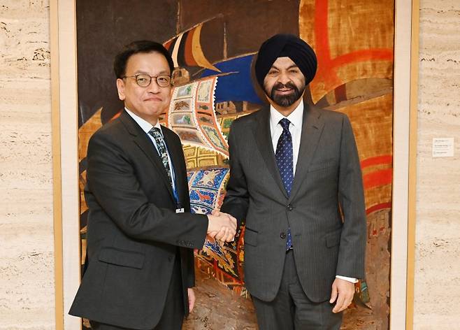 최상목 부총리 겸 기획재정부 장관이 22일(현지시간) 미국 워싱턴 세계은행(WB)에서 아제이 방가 세계은행(WB) 총재와 양자면담에 앞서 악수하며 기념사진을 촬영하고 있다. 기획재정부 제공.