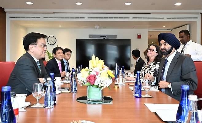 한-미 통상협의(Trade Consultation)와 주요 20개국(G20) 재무장관회의 및 국제통화금융위원회(IMFC)'에 참석차 미국 워성턴D.C.를 방문중인 최상목 부총리 겸 기획재정부 장관이 22일(현지 시간) 세계은행(WB)에서 아제이 방가 세계은행(WB) 총재와 양자면담을 하고 있다. 기획재정부 제공