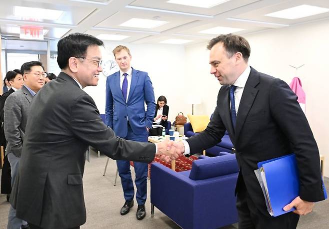 최상목 부총리 겸 기획재정부 장관이 22일(현지시간) 미국 워싱턴 국제통화기금(IMF)에서 안제이 도만스키 폴란드 재무장관과 양자면담에 앞서 악수하며 인사를 하고 있다. 기획재정부 제공