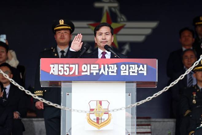 24일 충북 괴산 육군학생군사학교에서 신임 의무장교 692명이 임관하는 '제55기 의무사관 임관식'이 열렸다. 임관선서를 받고 있는 김선호 국방부장관 직무대행. 국방부 제공