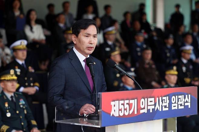 24일 충북 괴산 육군학생군사학교에서 신임 의무장교 692명이 임관하는 '제55기 의무사관 임관식'이 열렸다. 축사 중인 김선호 국방부장관 직무대행. 국방부 제공