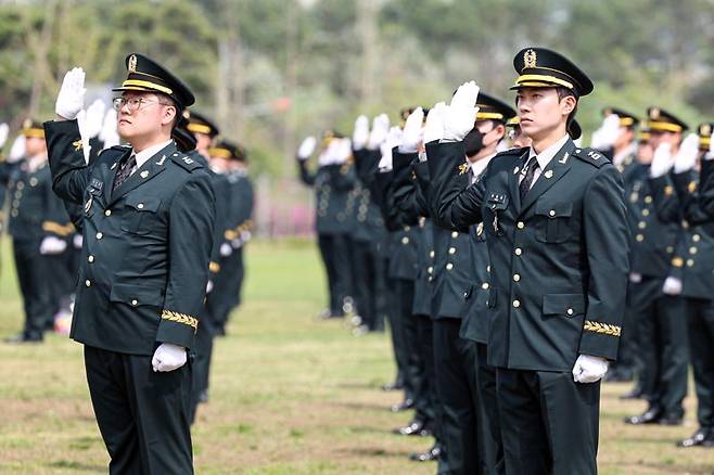24일 충북 괴산 육군학생군사학교에서 신임 의무장교 692명이 임관하는 '제55기 의무사관 임관식'이 열렸다. 임관선서 중인 의무사관. 국방부 제공