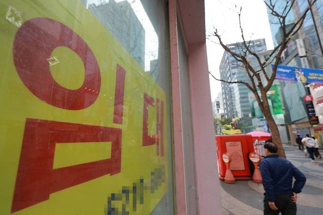 서울 명동거리 한 상가가 비어 있는 모습. 연합뉴스