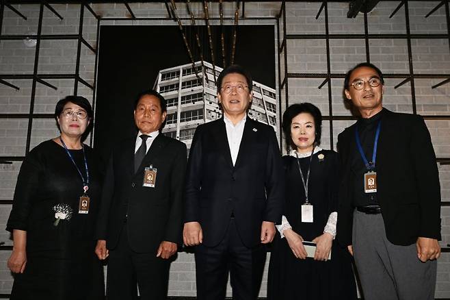 이재명 더불어민주당 대선 경선 후보가 24일 오후 광주 동구 전일빌딩245에서 해설사들과 기념사진을 촬영하고 있다. 사진=뉴시스