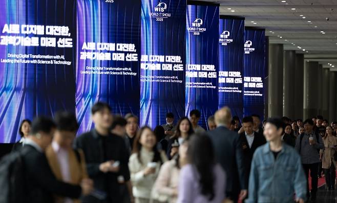 24일 서울 강남구 코엑스에서 열린 '2025 월드 IT쇼'를 찾은 관람객들이 발걸음을 옮기고 있다. 'AI로 디지털 대전환, 과학기술로 미래 선도'를 슬로건으로 열린 이번 월드 IT쇼는 오는 26일까지 코엑스에서 열린다. (ⓒ뉴스1, 무단 전재-재배포 금지)