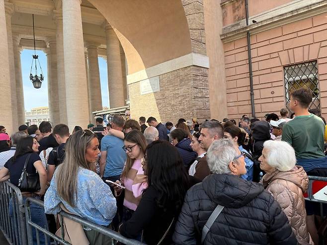 23일(현지시각) 오전 교황을 조문하기 위해 바티칸 성 베드로 광장 입구에서 긴 줄을 선 사람들의 모습. 바티칸/장예지 특파원