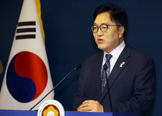 우원식 국회의장이 지난 6일 오후 국회 사랑재에서 개헌 관련 특별담화를 발표하고 있다. 윤운식 선임기자 yws@hani.co.kr