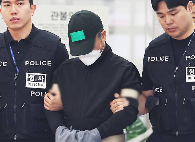 노부모와 처자식 등 일가족 5명을 살해한 50대 이아무개씨가 24일 경기도 용인동부경찰서 유치장에서 검찰로 송치되고 있다. 연합뉴스